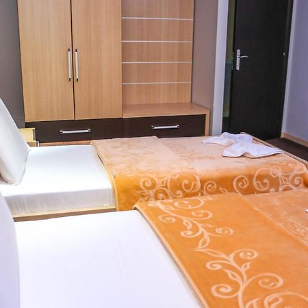 Hotel Vila Aeroport Rinas 외부 사진