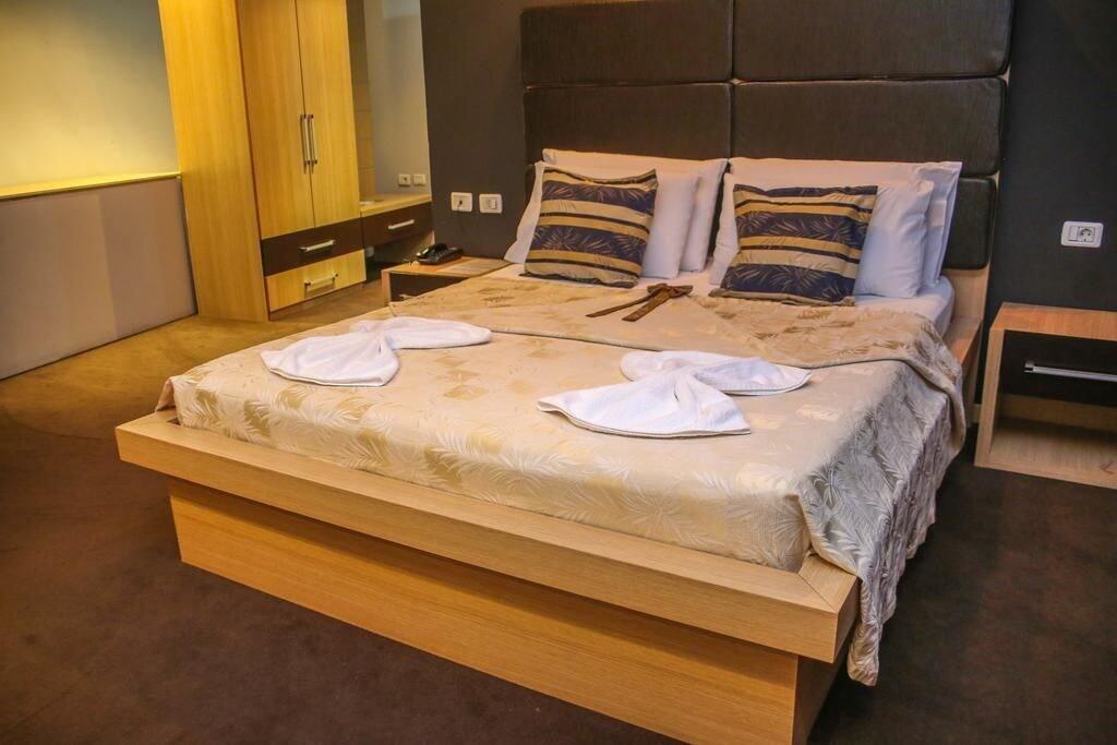 Hotel Vila Aeroport Rinas 외부 사진