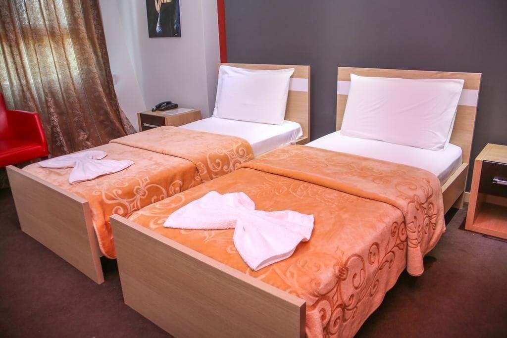 Hotel Vila Aeroport Rinas 외부 사진