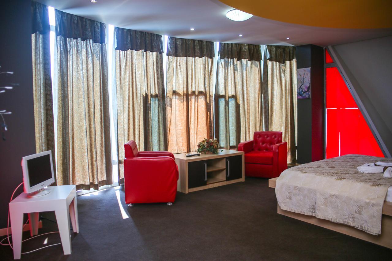 Hotel Vila Aeroport Rinas 외부 사진