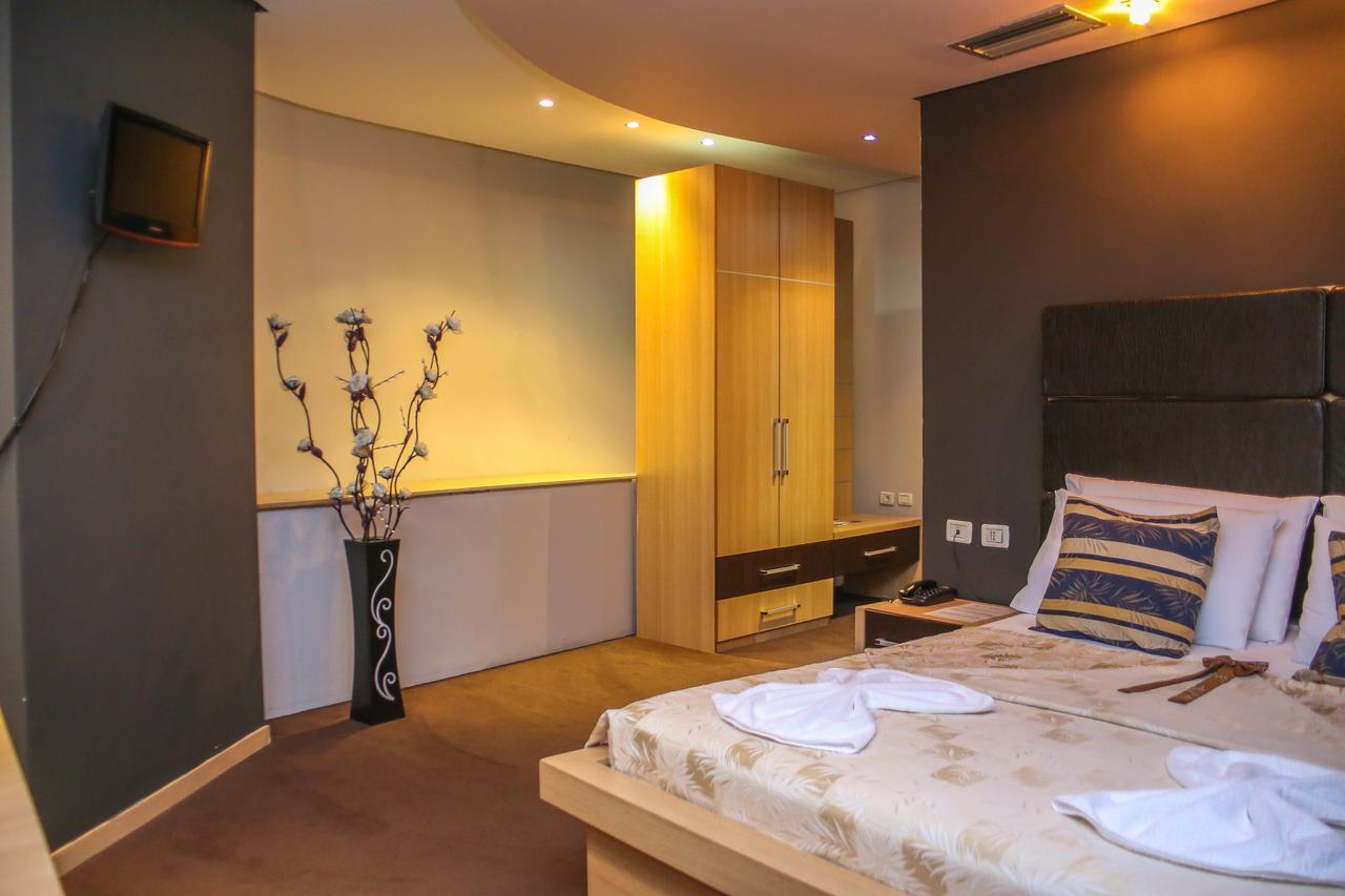 Hotel Vila Aeroport Rinas 외부 사진