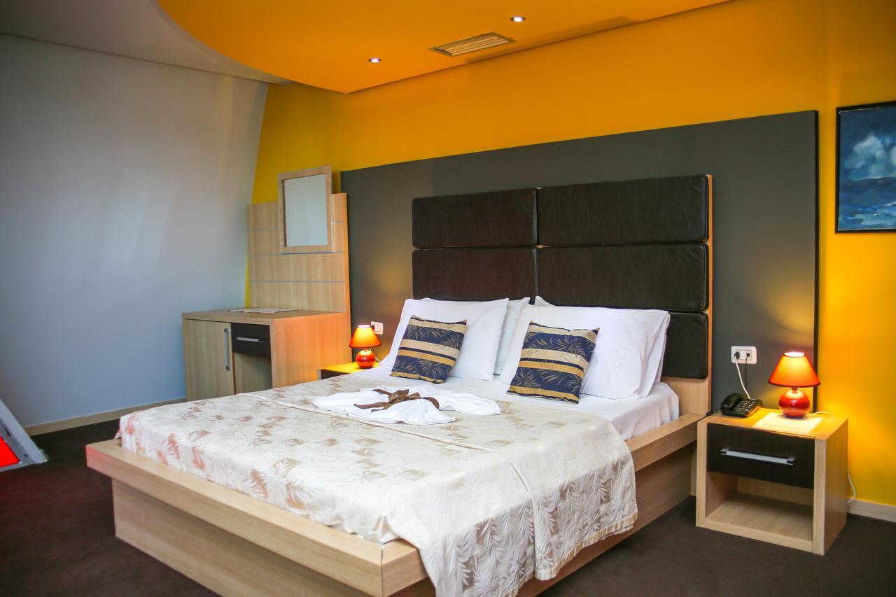 Hotel Vila Aeroport Rinas 외부 사진