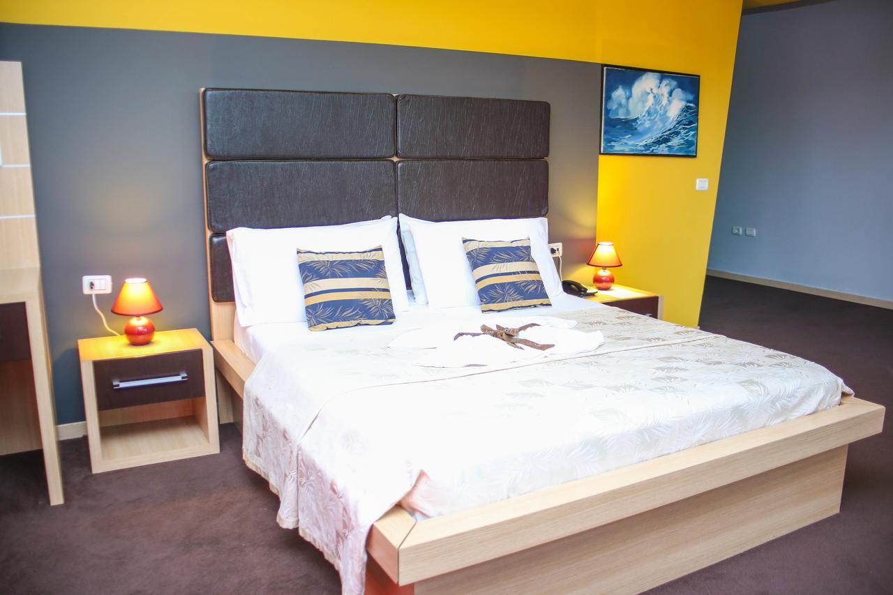 Hotel Vila Aeroport Rinas 외부 사진
