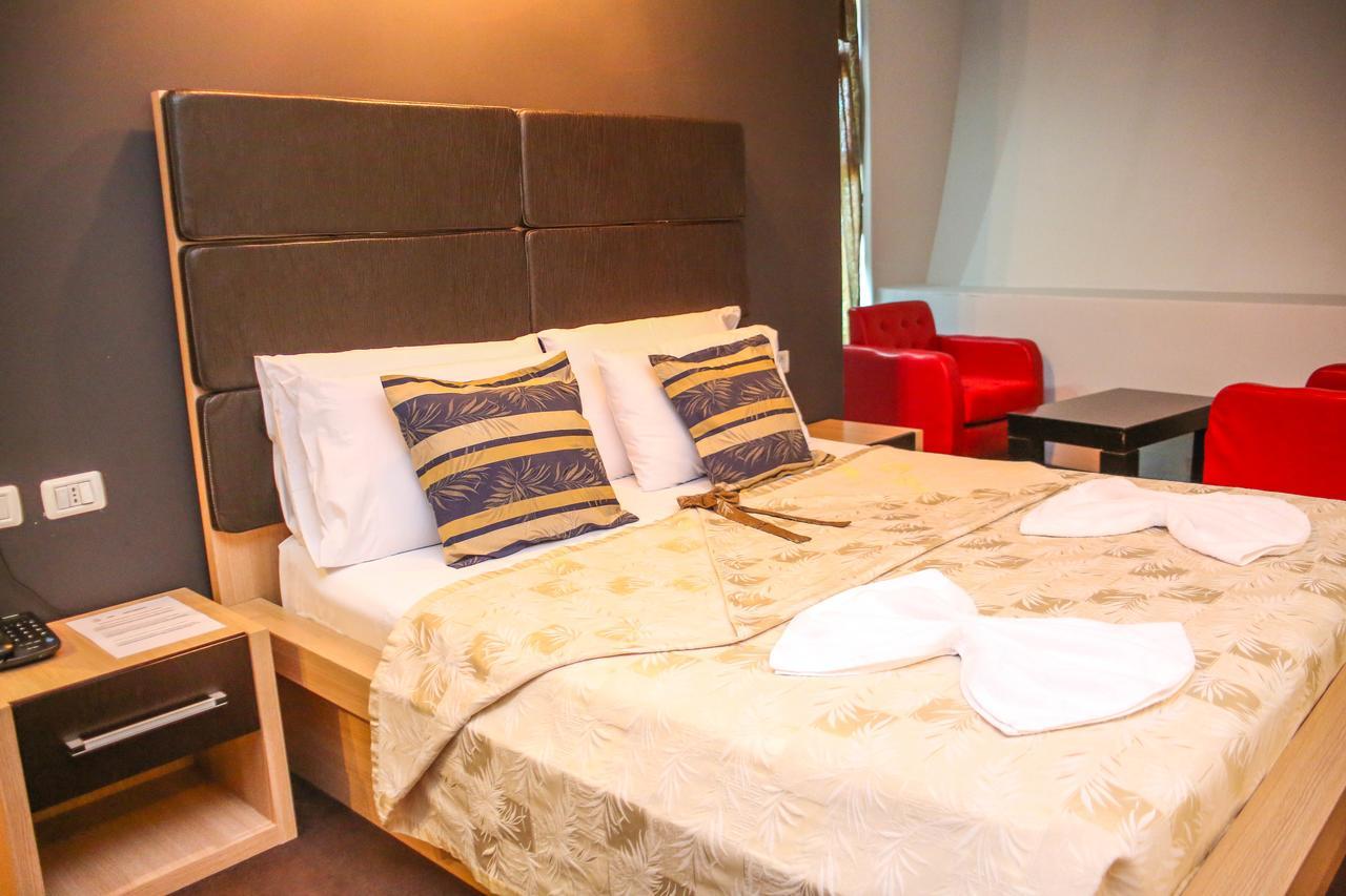 Hotel Vila Aeroport Rinas 외부 사진