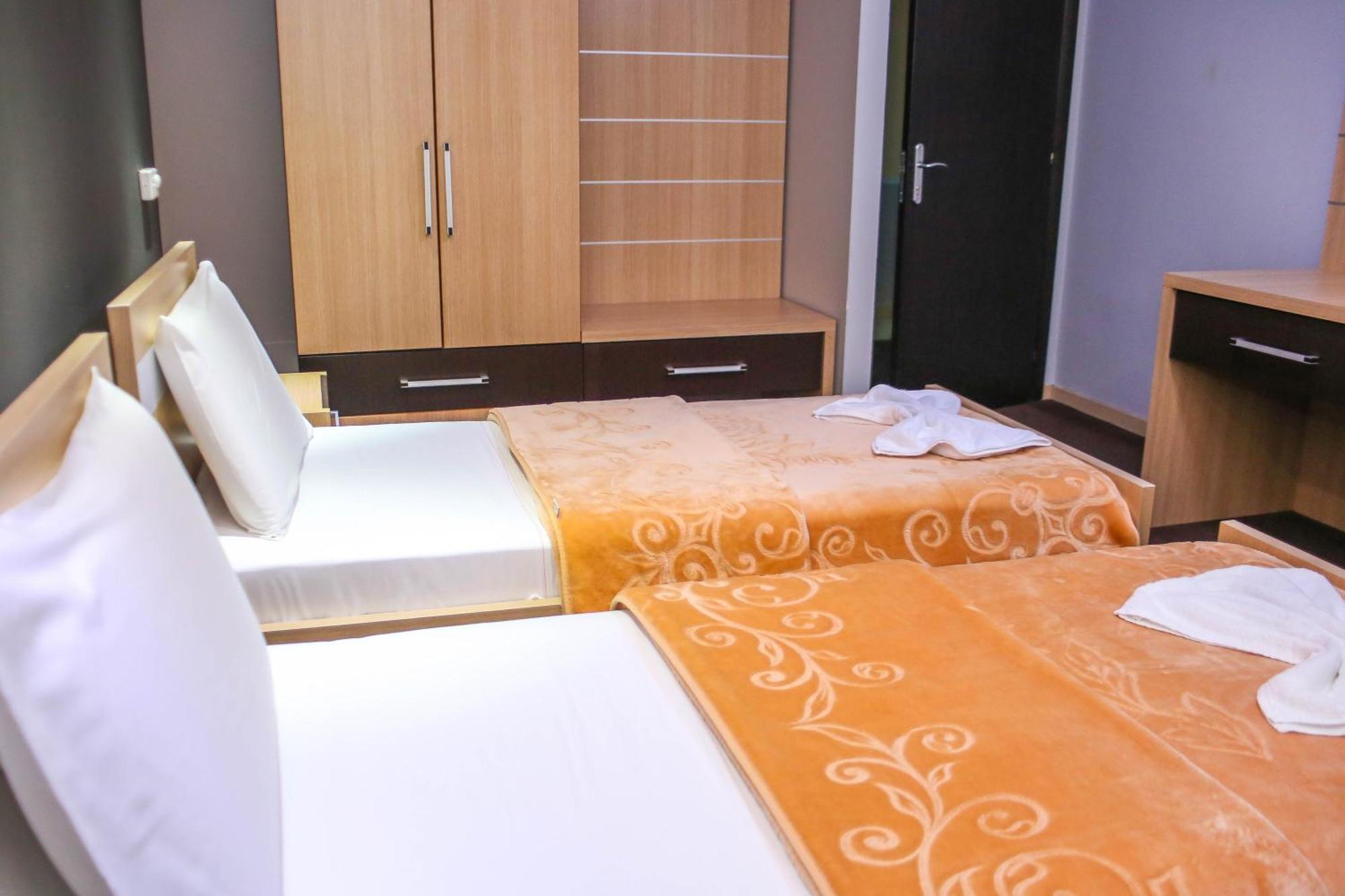 Hotel Vila Aeroport Rinas 외부 사진