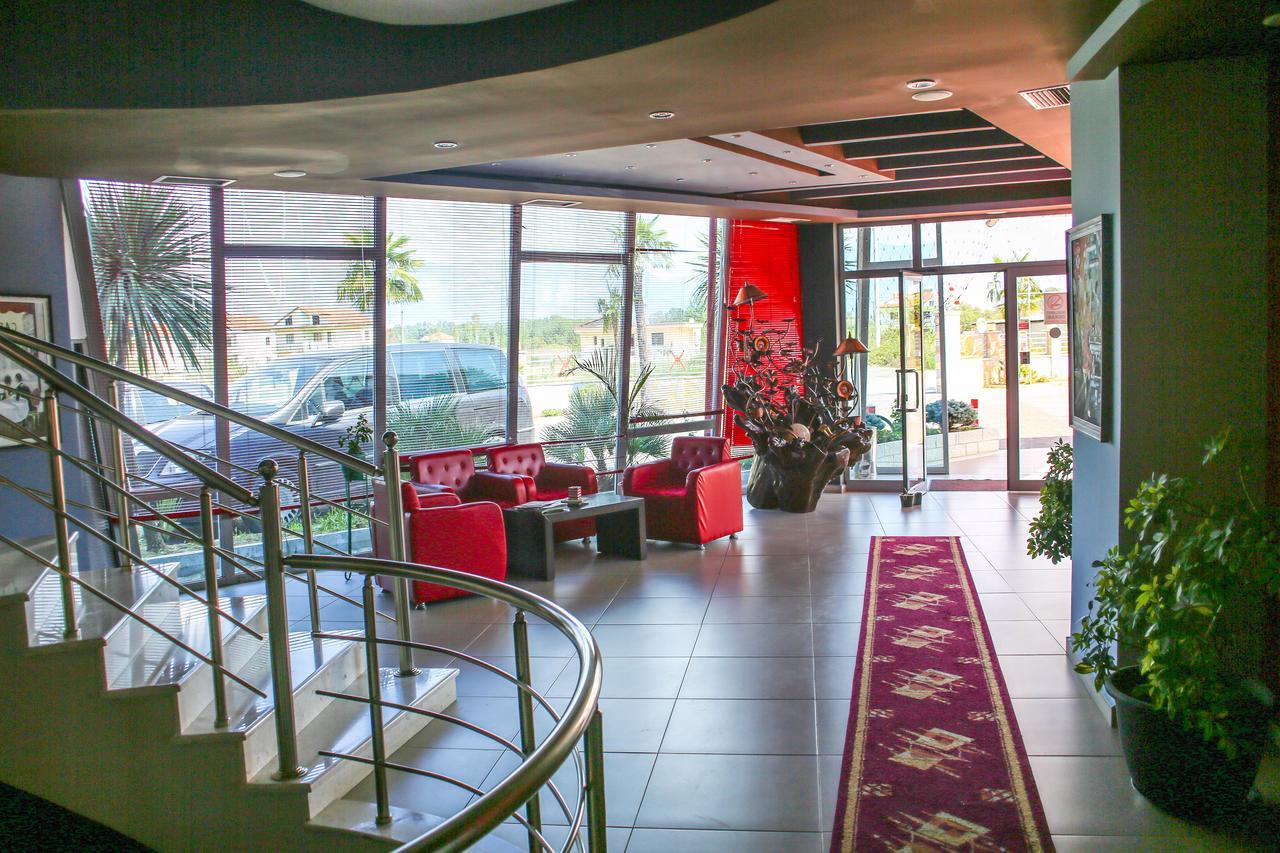 Hotel Vila Aeroport Rinas 외부 사진