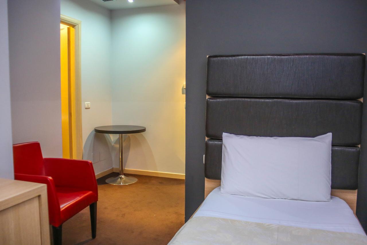Hotel Vila Aeroport Rinas 외부 사진