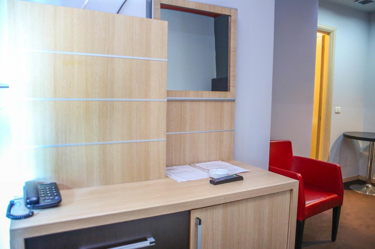 Hotel Vila Aeroport Rinas 외부 사진
