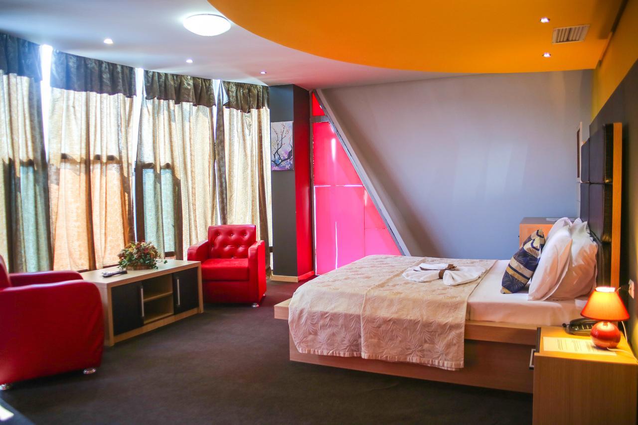 Hotel Vila Aeroport Rinas 외부 사진