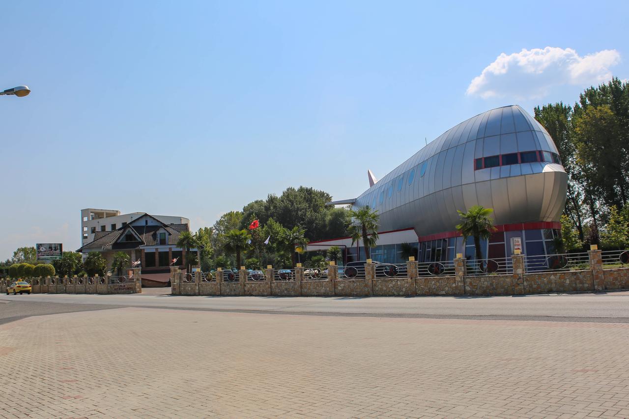 Hotel Vila Aeroport Rinas 외부 사진