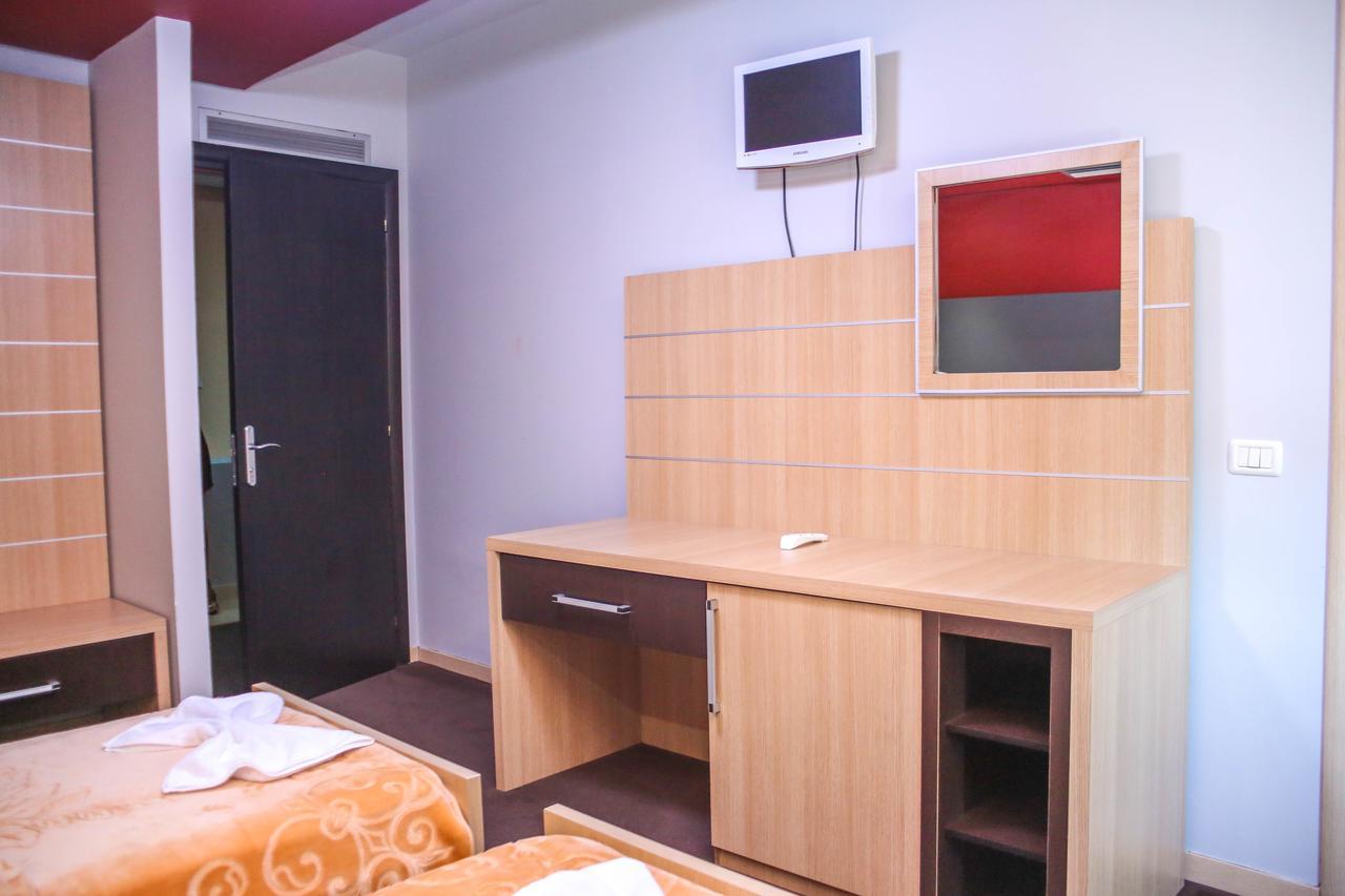Hotel Vila Aeroport Rinas 외부 사진