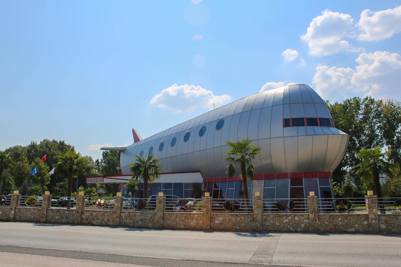 Hotel Vila Aeroport Rinas 외부 사진