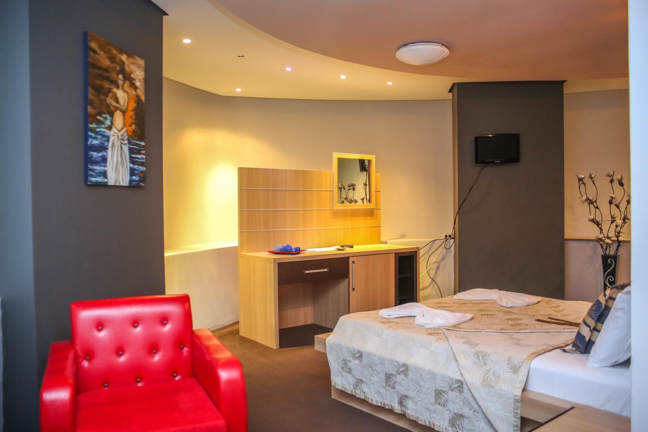 Hotel Vila Aeroport Rinas 외부 사진